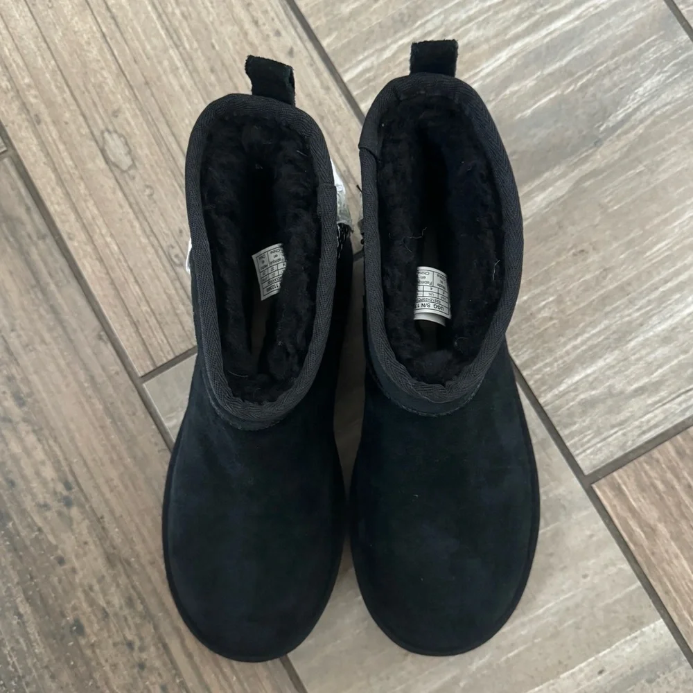 UGG Classic Mini Chains in Black size 6